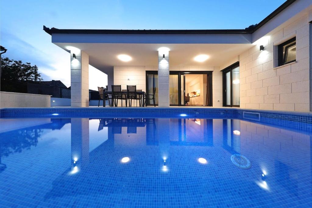 villa mare vir s bazenom (16)